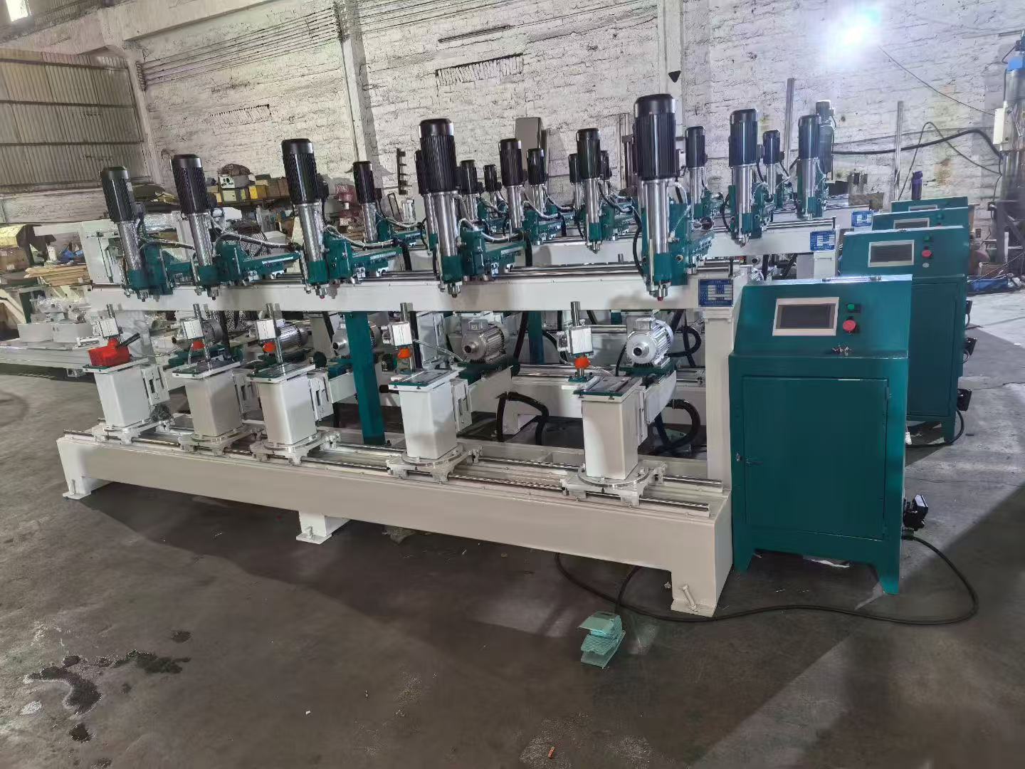 鉆孔機(jī)：正鉆，反鉆，橫貼，豎鉆，斜鉆，側(cè)鉆，手動(dòng)，半自動(dòng)，全自動(dòng)；使用昆侖通態(tài)TPC7032Ei